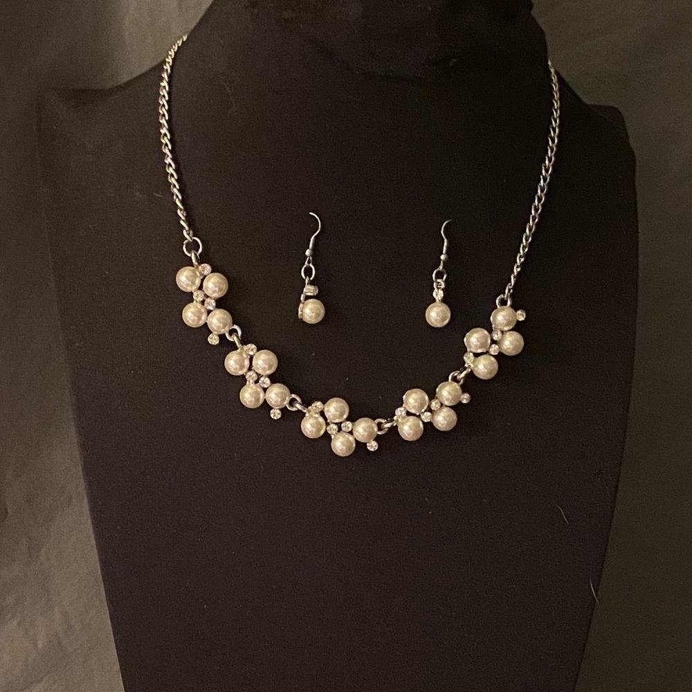 NWT - Paparazzi necklace and earrings set.